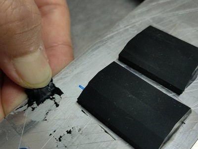 金屬與橡膠用什么膠水？聚力快干膠解決轉運設備粘接難題